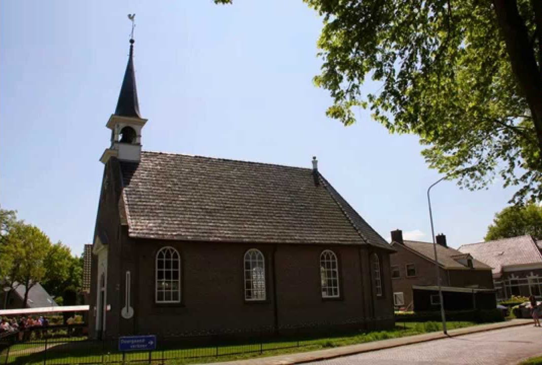 Haren-Haren passeert Kerk van Eext