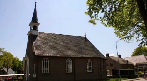 Haren-Haren passeert Hervormde Kerk Eext
